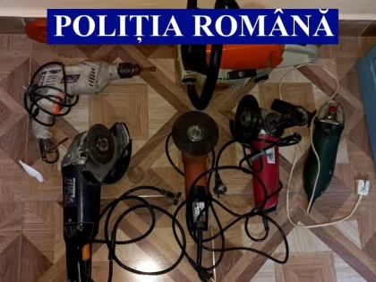 Percheziții la Vânători, într-un dosar de furturi de... flexuri, drujbă și bormașină