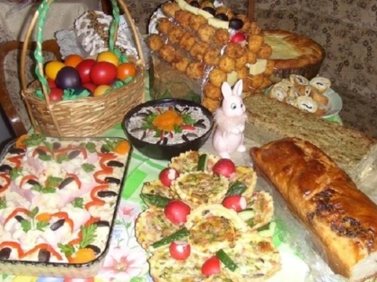 Pericolul ascuns în masa de Paște: 83 de substanțe chimice în cozonaci, drob și vopseaua de ouă