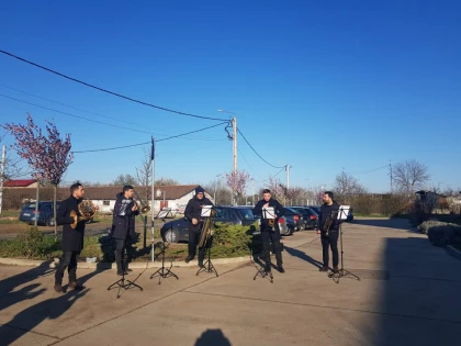 Personalul medical a avut parte de o surpriză muzicală din partea Filarmonicii de Stat Arad