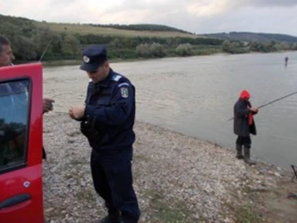 PESCARI AMENDATI DE JANDARMII ARADENI PENTRU LIPSA PERMISELOR