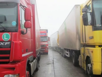 Peste 12 tone de deșeuri îmbrăcăminte și 150 de cauciucuri uzate, oprite la vamă