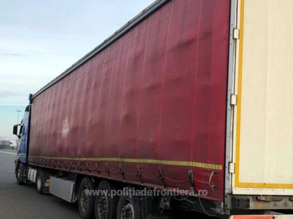 Peste 15 tone de deşeuri din materiale textile, descoperite într-un TIR, la Nădlac  II