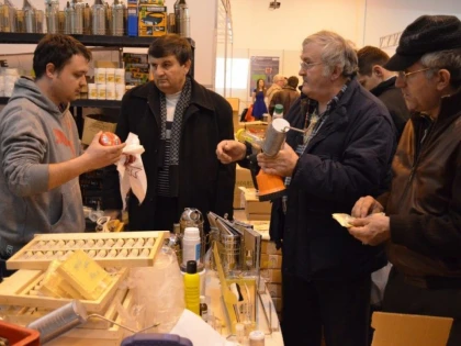 PESTE 2.000 DE PERSOANE DIN SAPTE JUDETE AU VIZITAT A(R)PICULTURA