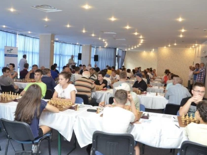 PESTE 200 DE PARTICIPANŢI LA FESTIVALUL DE ŞAH AL ARADULUI