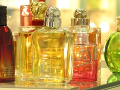 Peste 3.400 de flacoane cu parfum, susceptibile a fi contrafăcute, descoperite într-un automarfar la P.T.F. Vărşand
