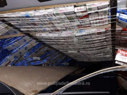 Peste 3.700 de pachete cu ţigări, ascunse  în plafonul unei autoutilitare, descoperite în vama Nădlac 