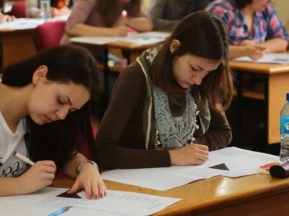 Peste 300 de elevi arădeni au lipsit de la Simularea Evaluării Naționale la Limba română