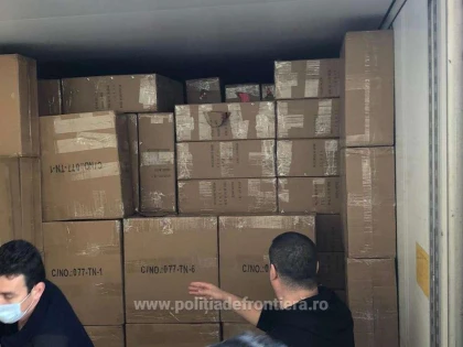 Peste 33.500 de articole contrafăcute, descoperite într-un automarfar la P.T.F. Nădlac II