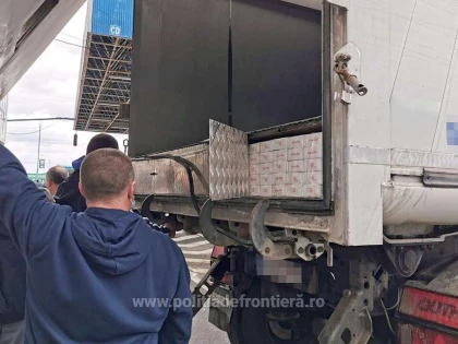 Peste 35.000 de pachete cu ţigări de contrabandă, descoperite într-un automarfar la P.T.F. Nădlac II