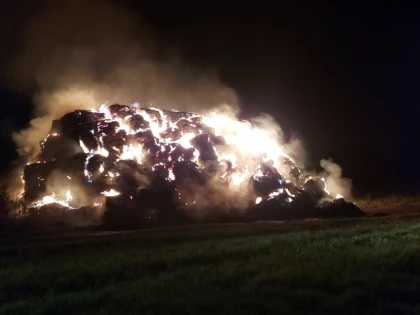 Peste 350 de baloți făcuți scrum la Nădlac, din cauza fulgerului
