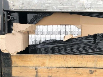 Peste 400.000 de pachete cu ţigări de contrabandă, depistate într-un automarfar la P.T.F. Nădlac II