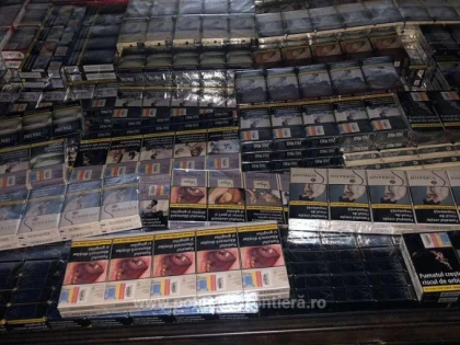 Peste 5.400 de pachete cu ţigări ascunse în plafonul unei autoutilitare, descoperite în Vama Nădlac