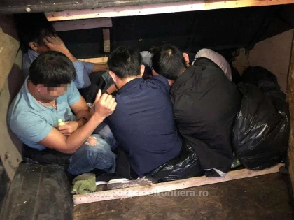 Peste 50 de cetăţeni străini ascunși în două TIR-uri,  depistați de polițiștii de frontieră de la Nădlac II