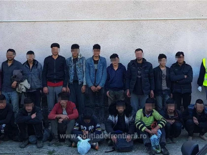 Peste 50 de migranți ascunși în două mijloace de transport, depistați la P.T.F. Nădlac II