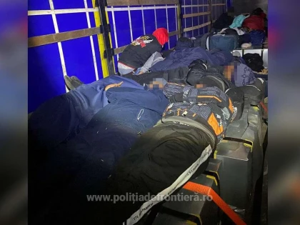 Peste 50 de migranți, găsiți ascunși în TIR-uri, printre huse auto şi piese de maşini, în Arad