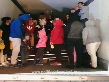 Peste 50 de refugiați au fost găsiți la Nădlac, ascunși într-un TIR printre butoaie cu miere