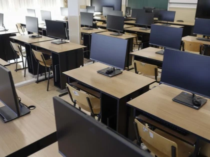 Peste 5000 de elevi din judeţul Arad vor fi aşteptaţi în noul an şcolar cu echipamente digitale noi în clase