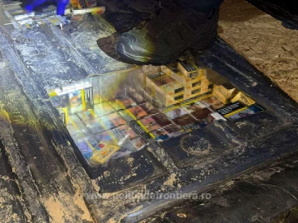 Peste 54.000 de țigarete, depistate în ușile, podeaua, scaunele și pereții unui microbuz, la Nădlac