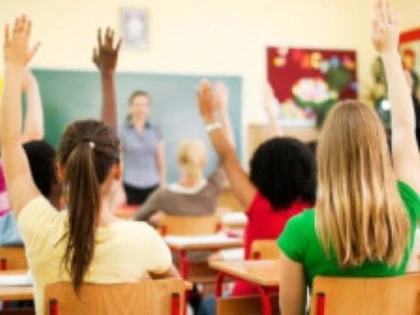 Peste 6.500 de elevi arădeni vor beneficia de burse