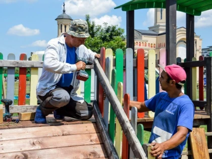 Peste 60 de locuri de joacă din municipiu vor beneficia de lucrări de reparaţii în următoarea perioadă