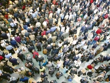 Peste 61% dintre români consideră că statul ar trebui să intervină mai mult în economie