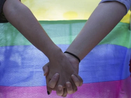 Peste 7% dintre adulţii americani se identifică ca fiind LGBT