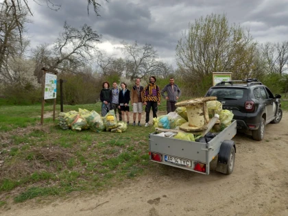 Peste 70 de saci cu gunoi strâns în Parcul Natural Lunca Mureșului