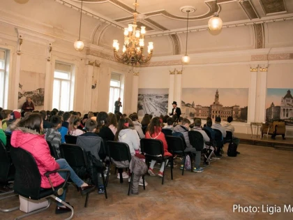 Peste 750 de elevi arădeni interesați de istoria locală, în vizită la Consiliul Județean   