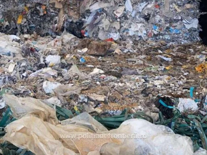Peste 78 de tone deşeuri din plastic, cauciucuri, textile şi haine uzate, oprite la intrarea în țară