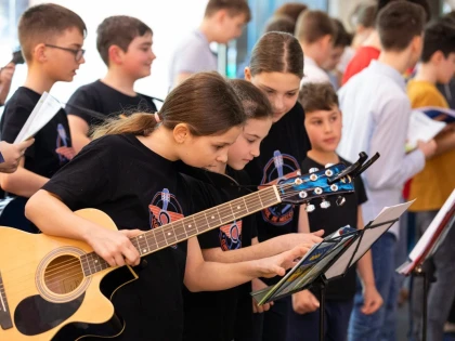 Peste 8.000 de copii din Cantus Mundi cântă pentru Ora Pământului în mai multe județe, inclusiv în Arad