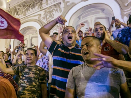 Peste 94% dintre tunisieni au votat "da" pentru Constituţia care dă puteri sporite președintelui