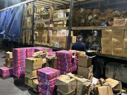 Peste cinci tone de tutun fără acte şi 23 de migranţi, într-un TIR verificat la frontieră