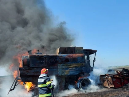 Peste două ore de intervenție a pompierilor la o combină care a luat foc la Pilu