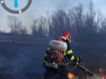 Peste o sută de incendii de vegetaţie, stinse de pompierii arădeni în această vară