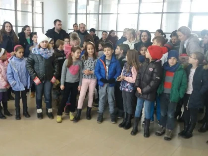 Peste o sută de părinți și elevi din Livada protestează la ISJ față de contabila școlii