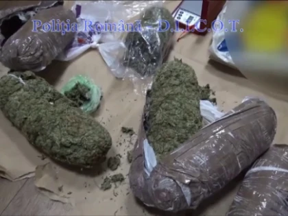 Peste un kilogram de canabis a fost găsit în bagajele unui român, în PTF Nădlac II