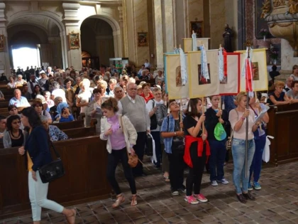 PESTE ZECE MII DE CREDINCIOSI S-AU RUGAT LA MANASTIREA RADNA, DE SFANTA MARIA MICA (FOTO)