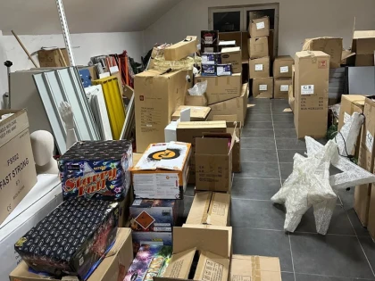 Peste zece tone de materiale pirotehnice confiscate la Arad. Un bărbat a fost reținut în urma perchezițiilor