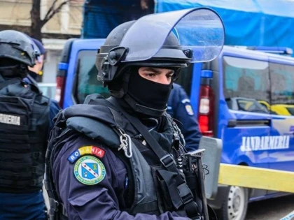 Petrecere pe ștrand, întreruptă de jandarmii arădeni.  S-a lăsat cu amenzi și un dosar penal