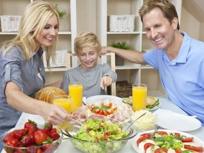 Petreceți Paștele doar cu acei membri ai familiei împreună cu care locuiți! Autoritățile fac noi recomandări