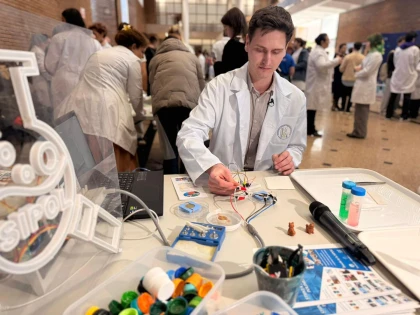 Piele artificială care „simte” atingerea, dezvoltată în România. Inovația ar putea schimba radical protezele medicale