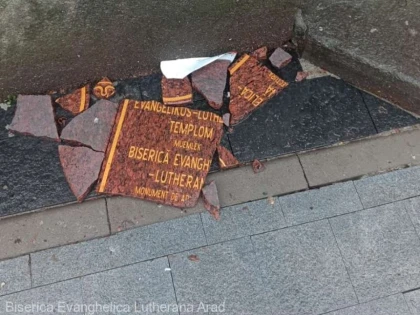 Plăcuţa de pe zidul Bisericii Evanghelice Lutherane din Arad a fost vandalizată
