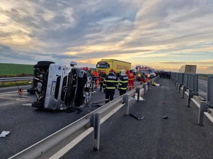 Plan roșu de intervenție pe A1, după ce un microbuz cu 9 persoane s-a răsturnat. Un pasager a murit pe loc