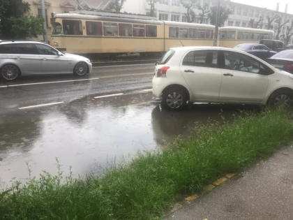 Ploile și canalizarea proastă au scos dejecțiile pe stradă în Arad