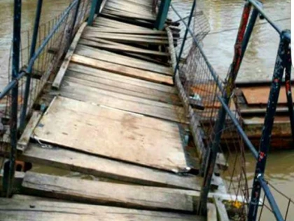 Podul de la Trei Insule, un pericol! Primăria nu mişcă un deget
