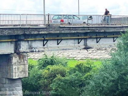 Podul din Chișineu-Criș, peste care trec zilnic peste 30.000 de maşini, în stare avansată de degradare