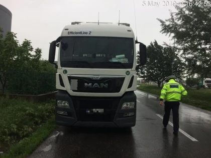 Poliția locală continuă acțiunile împotriva TIR-urilor care staționează în zona industrială