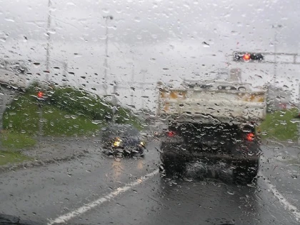 Poliția vă recomandă să conduceți prudent pe timp ploios