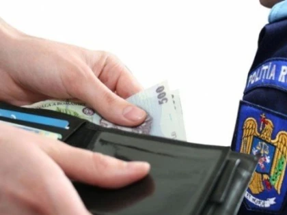 Polițist din vestul țării, prins în timp ce lua mită de la un șofer