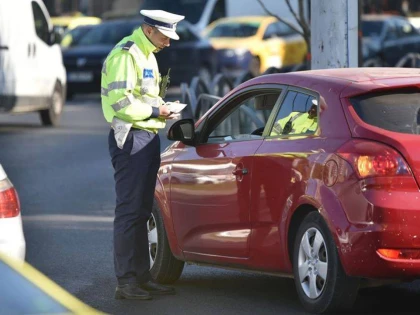 Polițist versus șoferiță cu silicoane. Discuție viralizată de MAI